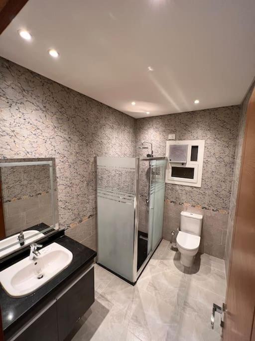White Palace Served 22 Apartment *