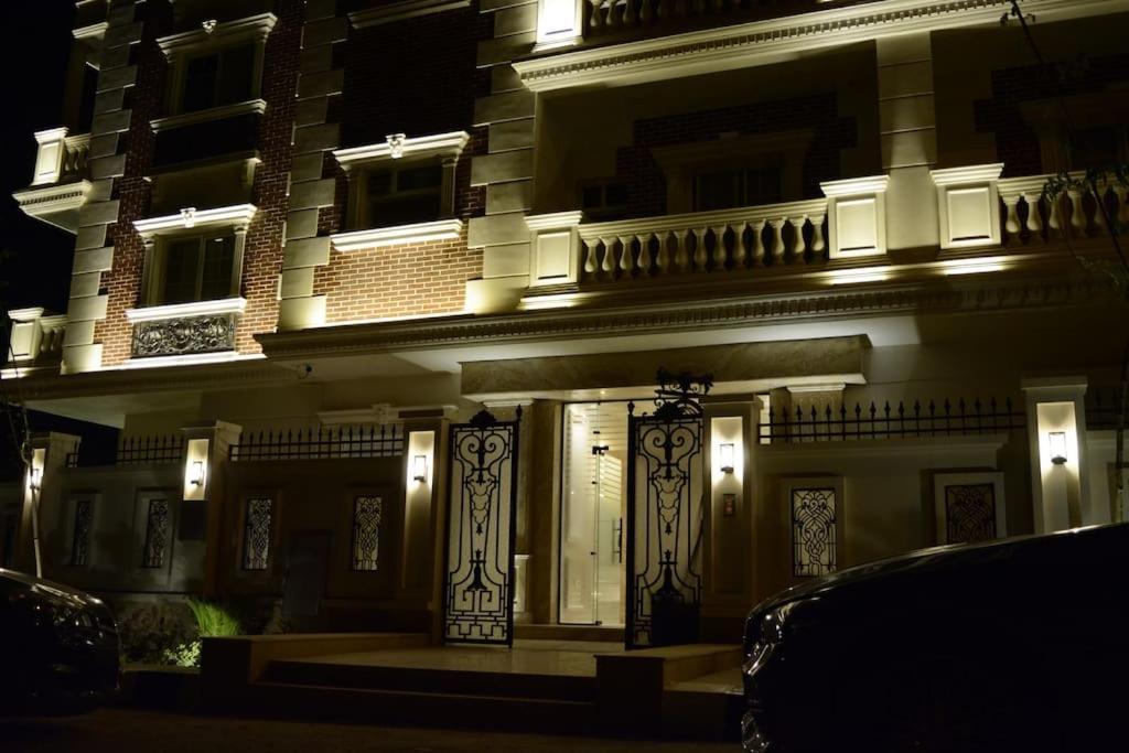 White Palace Served 22 Apartment *
