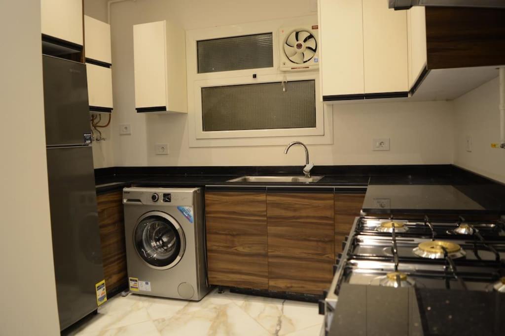 White Palace Served 22 Apartment *