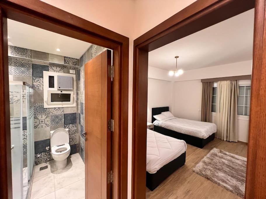 White Palace Served 22 Apartment *